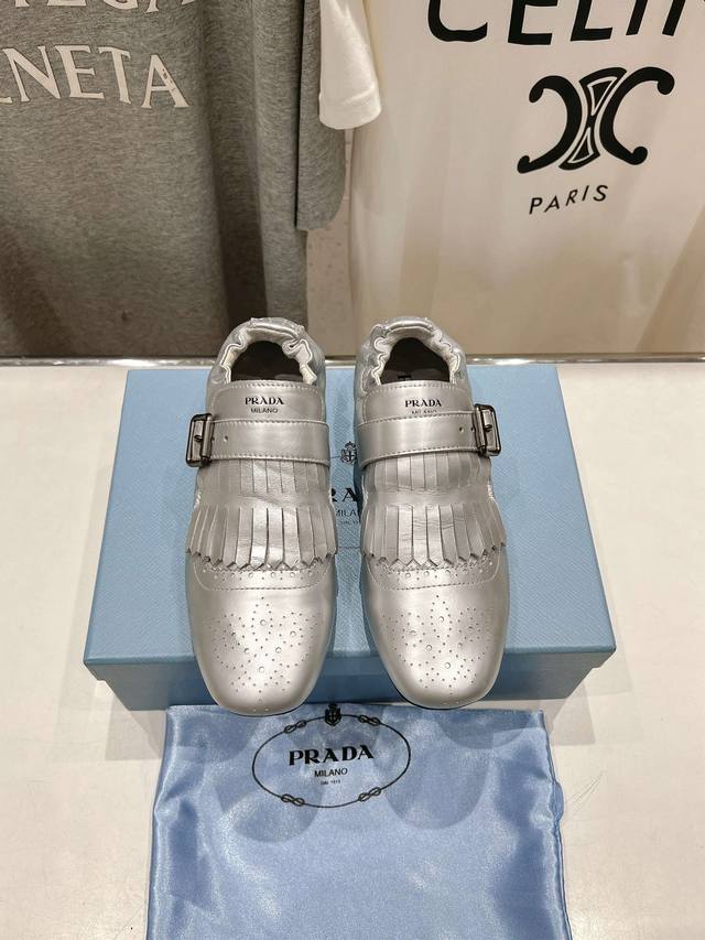 高版本出厂Prada*普拉达2025Ss春夏专柜新品 布洛克复古流苏平底单鞋乐福鞋～帅气百搭，时尚感满满！上脚超级舒适，非常好驾驭一款鞋子 Hk原版购入，1:1