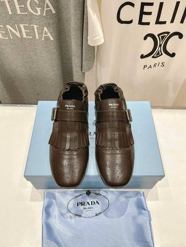 高版本出厂Prada*普拉达2025Ss春夏专柜新品 布洛克复古流苏平底单鞋乐福鞋～帅气百搭，时尚感满满！上脚超级舒适，非常好驾驭一款鞋子 Hk原版购入，1:1