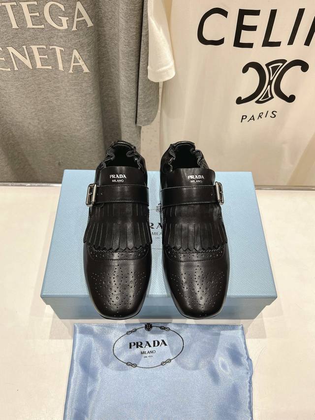 高版本出厂Prada*普拉达2025Ss春夏专柜新品 布洛克复古流苏平底单鞋乐福鞋～帅气百搭，时尚感满满！上脚超级舒适，非常好驾驭一款鞋子 Hk原版购入，1:1