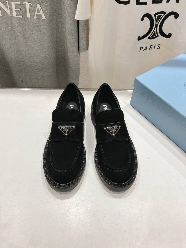 高版本出厂Prada* 普拉达ss25New Arrival～P家2025Ss新品三角扣单鞋乐福鞋 顶级品质...经典三角标，经典鞋型，可以给予满眼的爱意 超级