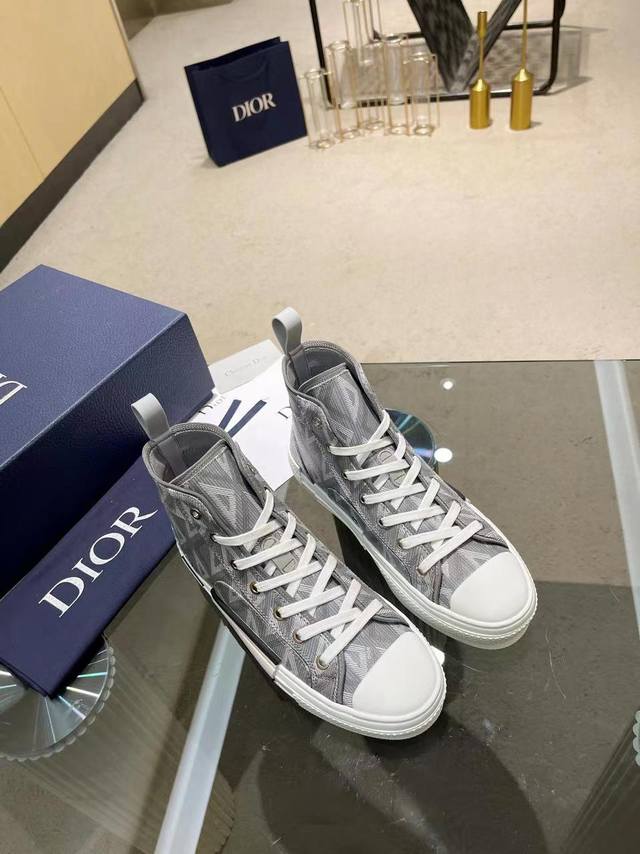 Dior专柜包装 Dior 迪奥 春夏新款 专柜原版购入拆解1:1制作，Dior字母、胶片、系带休闲鞋材料面料： 意大利帆布、磨砂片 内里、垫脚：原版一体气垫垫