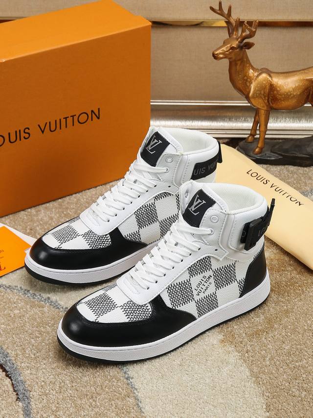 Louis Vuitton 路易威登官网最新运动休闲靴款，香港专柜同步，官网1：1打造鞋面采用进口优质牛皮搭配原版monogram面料裁制而成的rivoii高帮