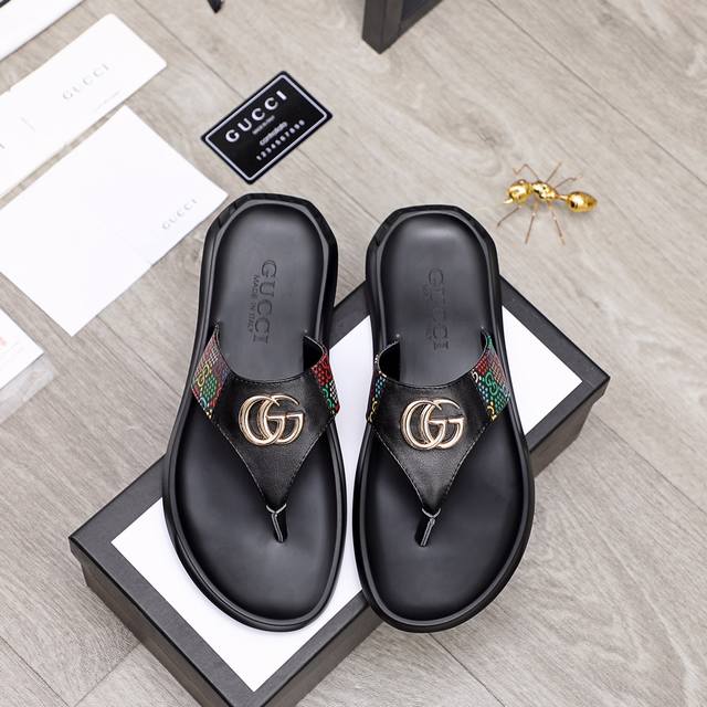 工厂价 Gucci 古驰 新款休闲拖鞋，官网1:1、高品质 完美做工 透射出一种尊贵奢华，高端超凡工艺中升华其奢侈定义 码数；38-44 大量现货