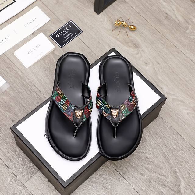 工厂价 Gucci 古驰 新款休闲拖鞋，官网1:1、高品质 完美做工 透射出一种尊贵奢华，高端超凡工艺中升华其奢侈定义 码数；38-44 大量现货