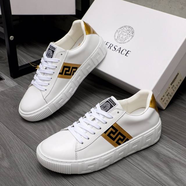 商品商标：Versace 范思哲 休闲鞋正码码数: 38-44商品材料：精选 头层牛皮鞋面，进口羊皮内里 原版大底