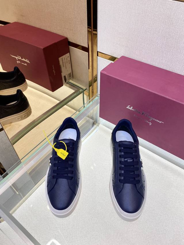 Ferraga*菲拉高端男士低帮时尚运动鞋，这款休闲鞋结构新颖，由柔软的小牛皮制作，鞋面的撞色元素凸显大胆前卫气息，鞋内头层牛皮内里 这款鞋履活力十足且风格清新