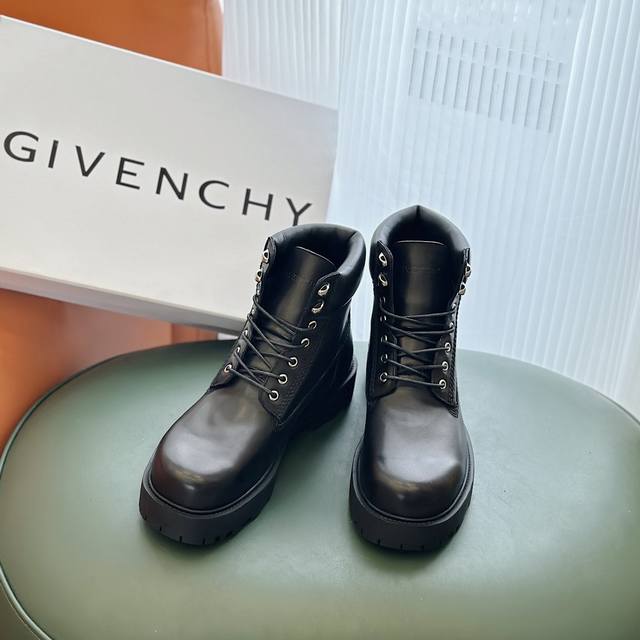 Givenchy Show 男士短靴做旧效果绒面皮革短靴Show系列舒适加衬鞋口金色饰面金属钩眼扣鞋舌压印givenchy Logo，鞋底后跟饰以givench