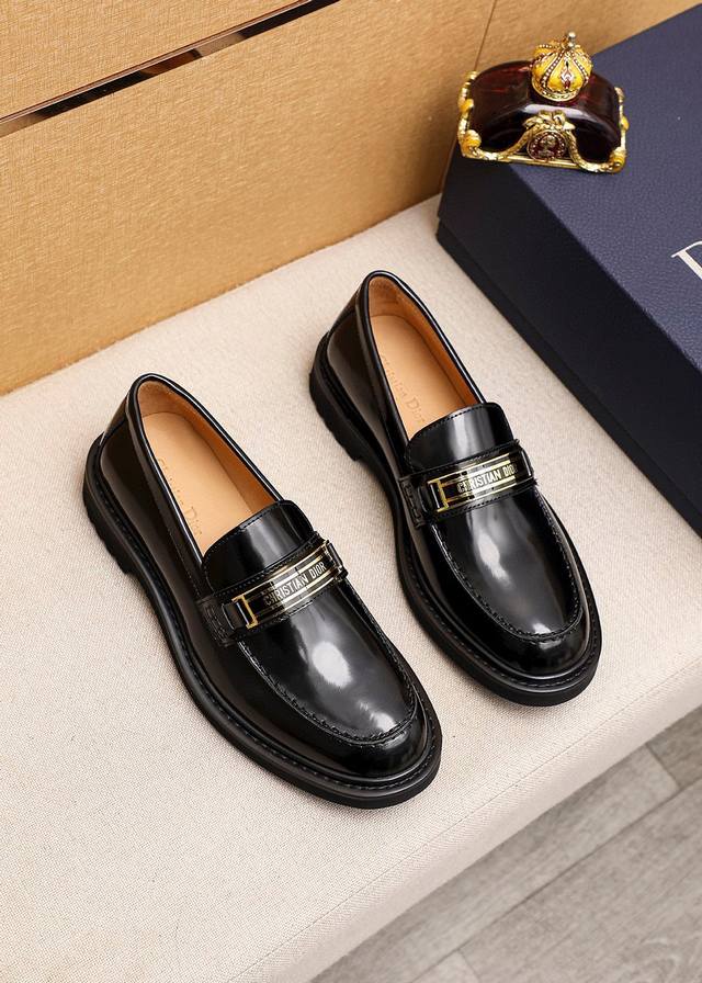 商品商标：Dior 迪奥 休闲皮鞋正码码数: 38-44 45订做商品材料：精选 意大利进口头层开边珠牛皮鞋面+经典五金扣，进口水染牛皮内里 强烈立体视觉效果，