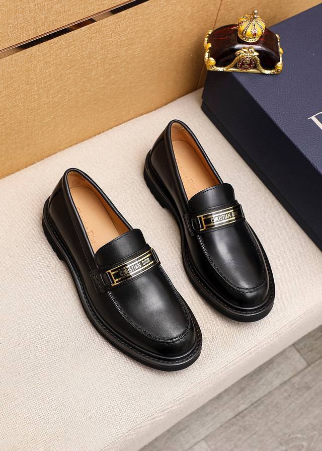 商品商标：Dior 迪奥 休闲皮鞋正码码数: 38-44 45订做商品材料：精选 意大利进口头层小牛皮鞋面+经典五金扣，进口水染牛皮内里 强烈立体视觉效果，原版