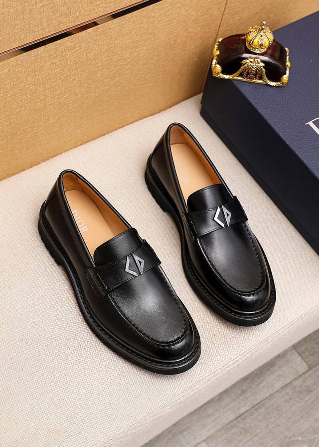 商品商标：Dior 迪奥 休闲皮鞋正码码数: 38-44 45订做商品材料：精选 意大利进口头层小牛皮鞋面+经典五金扣，进口水染牛皮内里 强烈立体视觉效果，原版