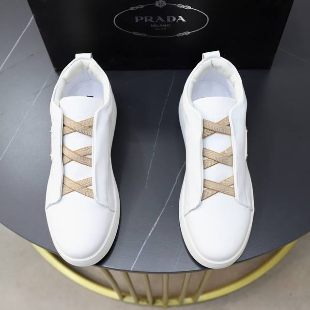 品牌：Prada 普拉达标准码：男码38 44 45可以定做等级：官网同款材料：原版皮料 羊皮内里 原版耐磨柔软大底款式类别：休闲运动版 年轻时尚 欧美潮流 英