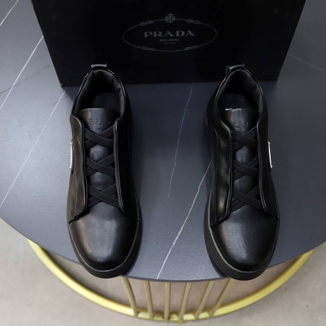 品牌：Prada 普拉达标准码：男码38 44 45可以定做等级：官网同款材料：原版皮料 羊皮内里 原版耐磨柔软大底款式类别：休闲运动版 年轻时尚 欧美潮流 英