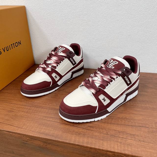 新款lv Trainer 男士运动鞋出货路易威登推出七夕版 Lv Trainer 运动鞋，为鞋面与渐变色彩鞋带渲染淡彩色调 柔软粒面牛皮革裁出鞋身，搭配橡胶细节