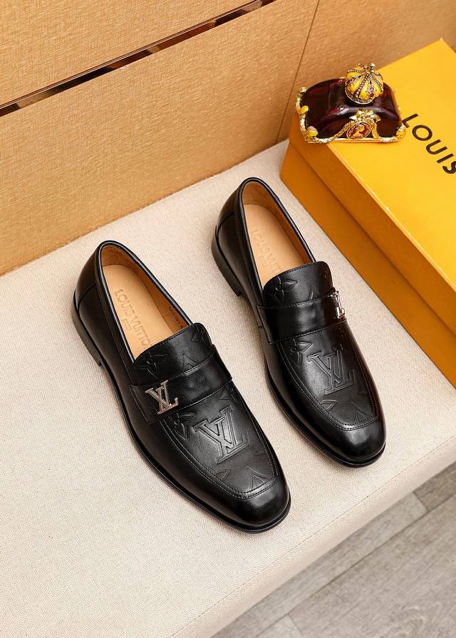 商品商标：Louis Vuitton 路易威登 休闲皮鞋正码码数: 38-44 45.46.47订制商品材料：精选 进口头层小牛皮压花鞋面+奢华五金扣，进口头层