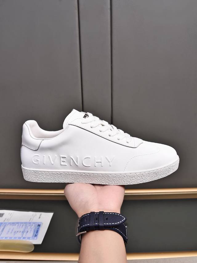 纪梵希 Givenchy 低帮 标准码：38-44； 45 46 可以定做 等级：官网同款 原单品质材料：原版小牛皮，搭配原版水染羊皮内里牛皮乳胶鞋垫 ，原版防