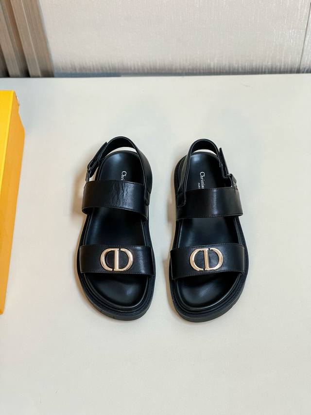 Dior 实价 Size：38-44 45定做迪奥高端男士夏季拖鞋，拖鞋鞋面材质全牛皮，品牌logo金属扣，私模大底，细节完美，尽显大牌风范，休闲宽松舒适型，高