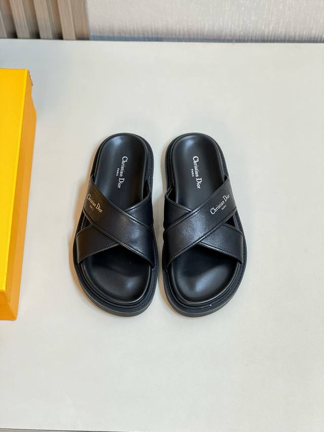 Dior 实价 Size：38-44 45定做迪奥高端男士夏季拖鞋，拖鞋鞋面材质全牛皮，品牌logo金属扣，私模大底，细节完美，尽显大牌风范，休闲宽松舒适型，高