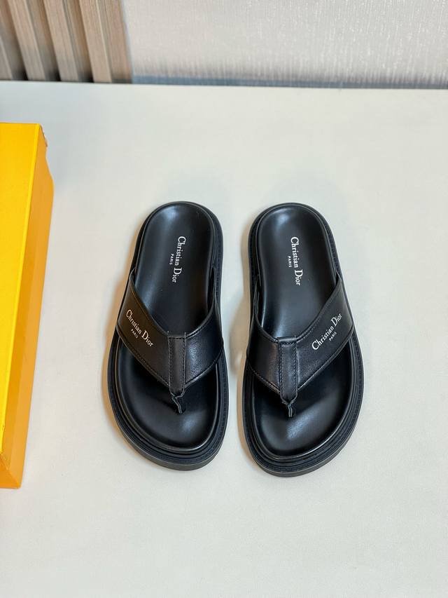 Dior 实价 Size：38-44 45定做迪奥高端男士夏季拖鞋，拖鞋鞋面材质全牛皮，品牌logo金属扣，私模大底，细节完美，尽显大牌风范，休闲宽松舒适型，高