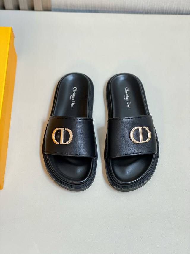 Dior 实价 Size：38-44 45定做迪奥高端男士夏季拖鞋，拖鞋鞋面材质全牛皮，品牌logo金属扣，私模大底，细节完美，尽显大牌风范，休闲宽松舒适型，高