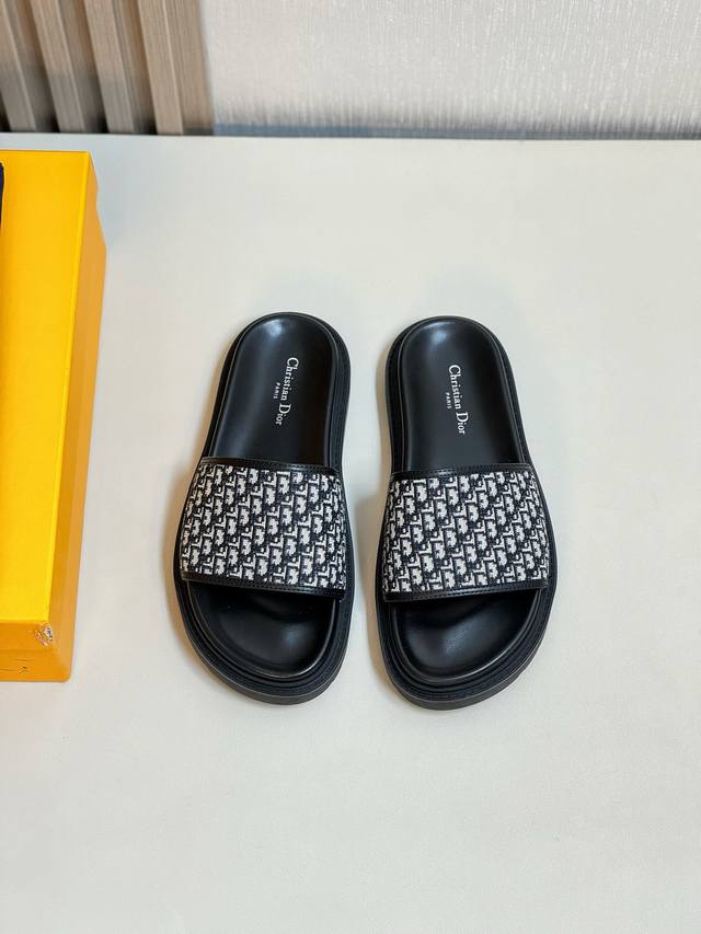 Dior 实价 Size：38-44 45定做迪奥高端男士夏季拖鞋，拖鞋鞋面材质全牛皮，品牌logo金属扣，私模大底，细节完美，尽显大牌风范，休闲宽松舒适型，高