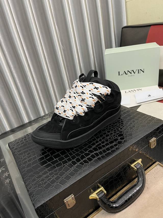 出厂价： 浪凡lanvin 限定系列；沉稳、笃定、活泼、经典与潮流、成熟与青春；诠释多面魅力组合构成一个五彩斑斓的艺术品浪凡情侣款面包鞋，运动鞋，德训鞋，高帮鞋