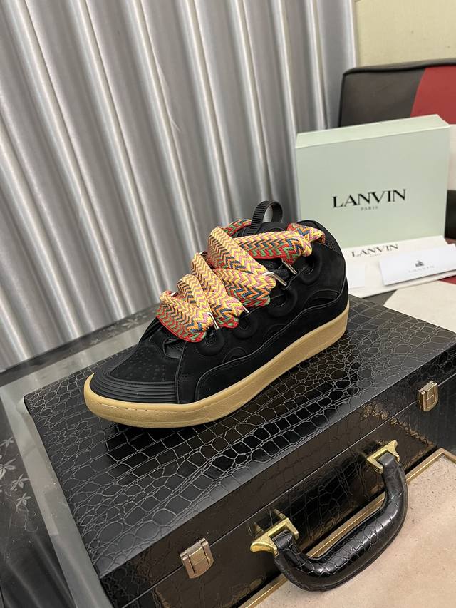 出厂价： 浪凡lanvin 限定系列；沉稳、笃定、活泼、经典与潮流、成熟与青春；诠释多面魅力组合构成一个五彩斑斓的艺术品浪凡情侣款面包鞋，运动鞋，德训鞋，高帮鞋