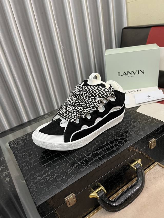 出厂价： 浪凡lanvin 限定系列；沉稳、笃定、活泼、经典与潮流、成熟与青春；诠释多面魅力组合构成一个五彩斑斓的艺术品浪凡情侣款面包鞋，运动鞋，德训鞋，高帮鞋