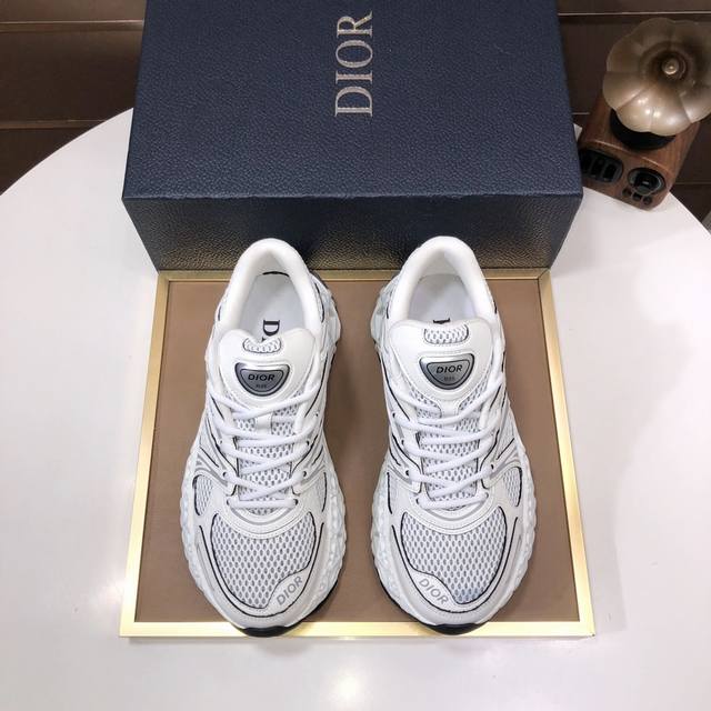 工厂批品牌：Dior 迪奥标准码：39-44 45.46定制等级：官网同款材料：顶级原版牛皮拼接而成 原版耐磨轻便大底款式类别：潮流时尚休闲鞋 尊贵奢侈品大牌元