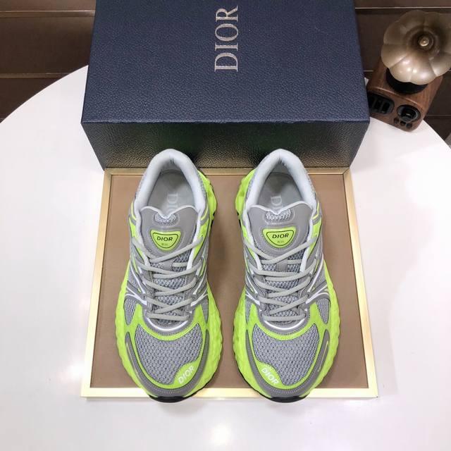 工厂批品牌：Dior 迪奥标准码：39-44 45.46定制等级：官网同款材料：顶级原版牛皮拼接而成 原版耐磨轻便大底款式类别：潮流时尚休闲鞋 尊贵奢侈品大牌元