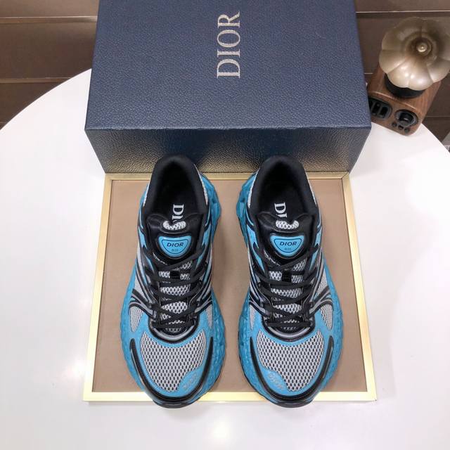 工厂批品牌：Dior 迪奥标准码：39-44 45.46定制等级：官网同款材料：顶级原版牛皮拼接而成 原版耐磨轻便大底款式类别：潮流时尚休闲鞋 尊贵奢侈品大牌元