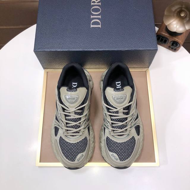 工厂批品牌：Dior 迪奥标准码：39-44 45.46定制等级：官网同款材料：顶级原版牛皮拼接而成 原版耐磨轻便大底款式类别：潮流时尚休闲鞋 尊贵奢侈品大牌元