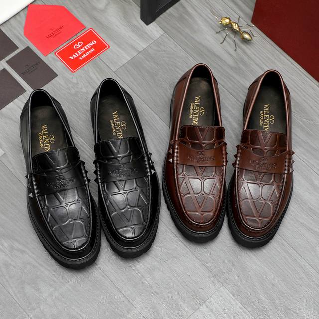 商品商标：Valentino 华伦天奴 商务套脚皮鞋正码码数: 39－45商品材料：精选 压纹牛皮鞋面 羊皮内里 橡胶防滑大底