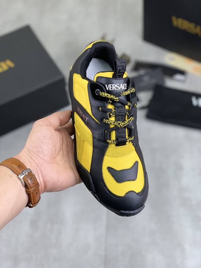 工厂价 实价 高品质 明星同款露思同款versace 全新推出的一款 Sneakers : Galaxia来自范思哲ss25的超轻德训 脚感无敌好男女都可，百搭