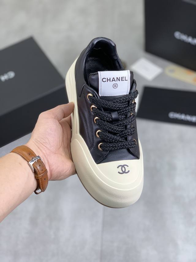 工厂价 实价 高品质 Chanel 25K 春季专柜新款 天花板顶级品质这款靴子真的是小个子福星，厚底5Cma 更精致一点菱格，显腿瘦，关键是上脚很舒服鞋面：进