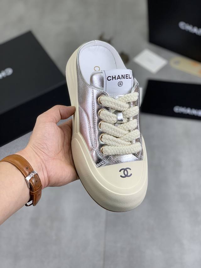 工厂价 实价 高品质 Chanel 25K 春季专柜新款 天花板顶级品质这款靴子真的是小个子福星，厚底5Cma 更精致一点菱格，显腿瘦，关键是上脚很舒服鞋面：进