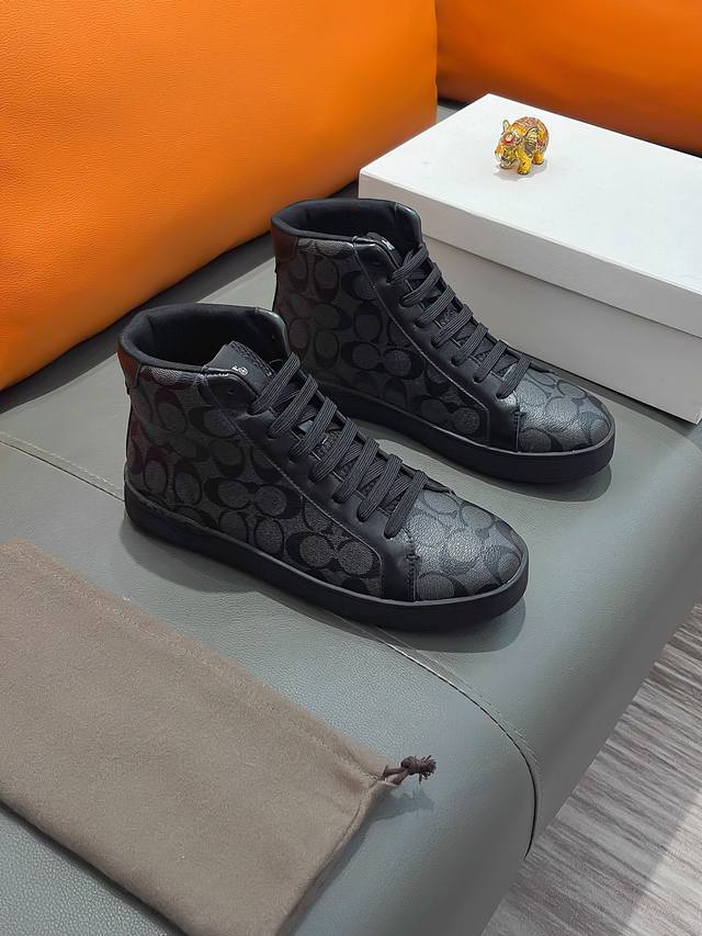 商品名称：Coach 寇驰正规码数: 38-44 高帮鞋商品材料：精选 牛皮鞋面，柔软羊皮垫脚；原厂特供大底