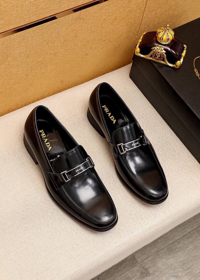 商品商标：Prada 普拉达 休闲皮鞋正码码数: 38-44 45订制商品材料：精选 进口头层开边珠牛皮鞋面+原版五金扣，进口水染牛皮内里 强烈立体视觉效果，原