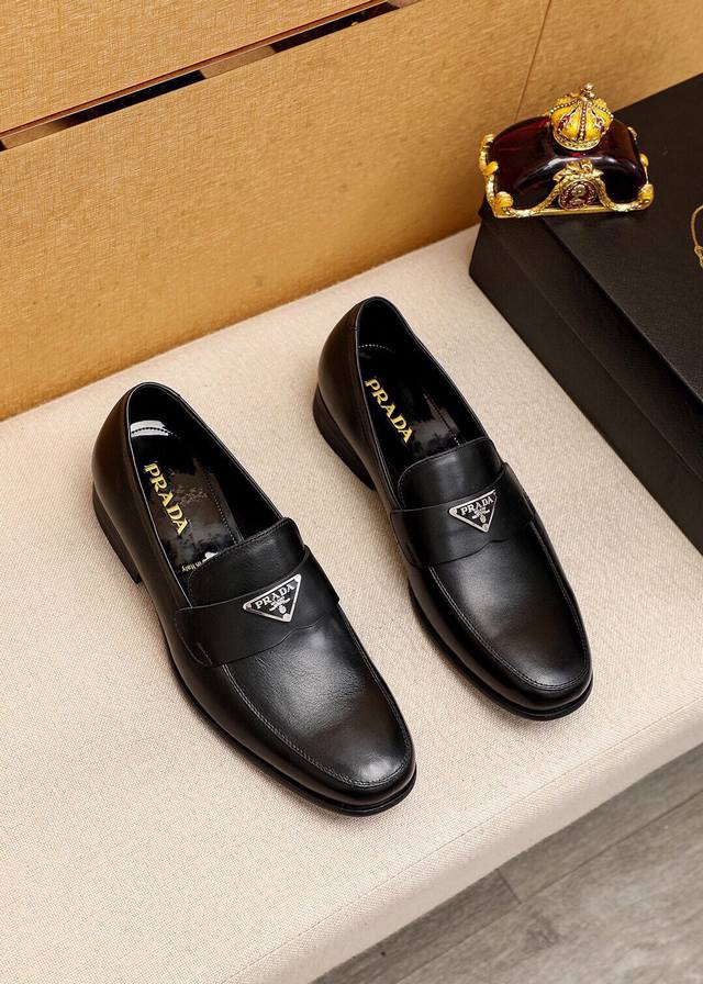 商品商标：Prada 普拉达 休闲皮鞋正码码数: 38-44 45订制商品材料：精选 进口头层小牛皮鞋面+原版五金扣，进口水染牛皮内里 强烈立体视觉效果，原版大