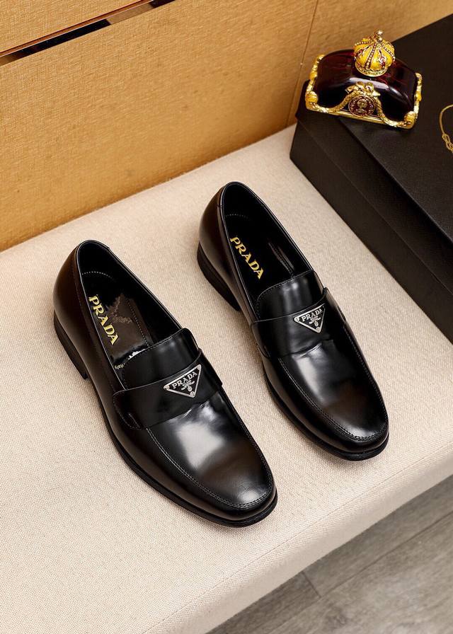 商品商标：Prada 普拉达 休闲皮鞋正码码数: 38-44 45订制商品材料：精选 进口头层开边珠牛皮鞋面+原版五金扣，进口水染牛皮内里 强烈立体视觉效果，原