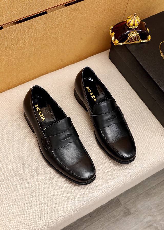 商品商标：Prada 普拉达 休闲皮鞋正码码数: 38-44 45订制商品材料：精选 进口头层小牛皮鞋面，进口水染牛皮内里 强烈立体视觉效果，原版大底颜 色：3