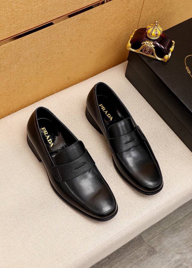 商品商标：Prada 普拉达 休闲皮鞋正码码数: 38-44 45订制商品材料：精选 进口头层十字纹牛皮鞋面，进口水染牛皮内里 强烈立体视觉效果，原版大底颜 色