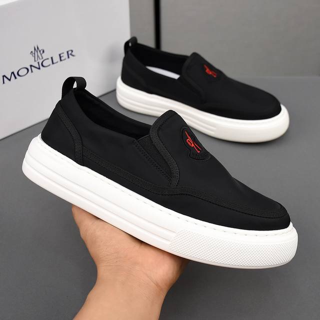 Moncler 蒙口 透气小布鞋，鞋面采用舒适透气布料，超轻软橡胶大底 男款38-44