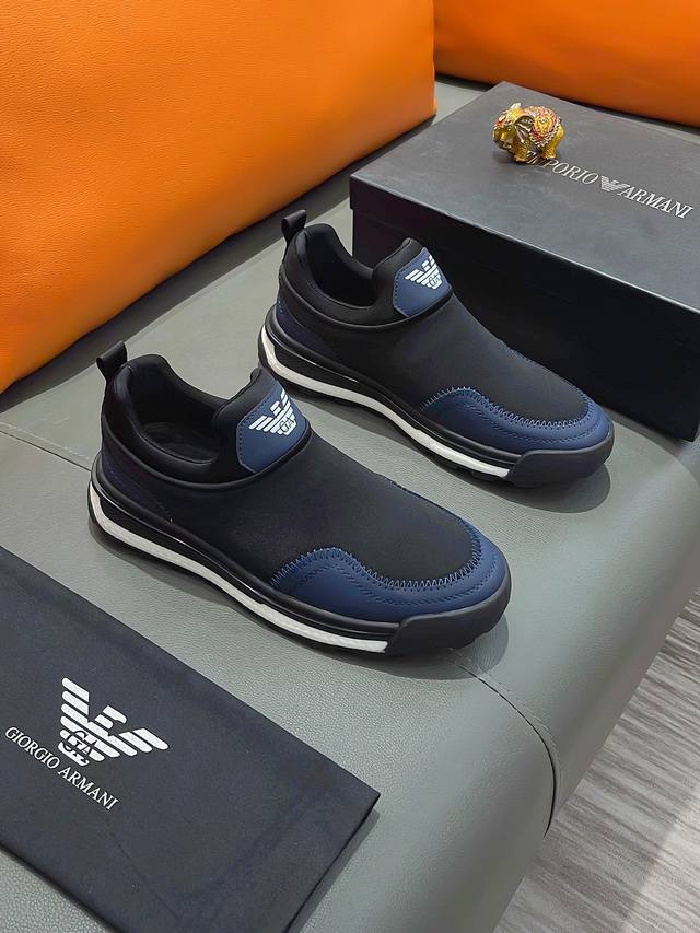 商品名称：Armani 阿玛尼正规码数: 38-44 套脚鞋商品材料：精选 牛皮配弹力布鞋面，柔软羊皮垫脚；原厂特供大底