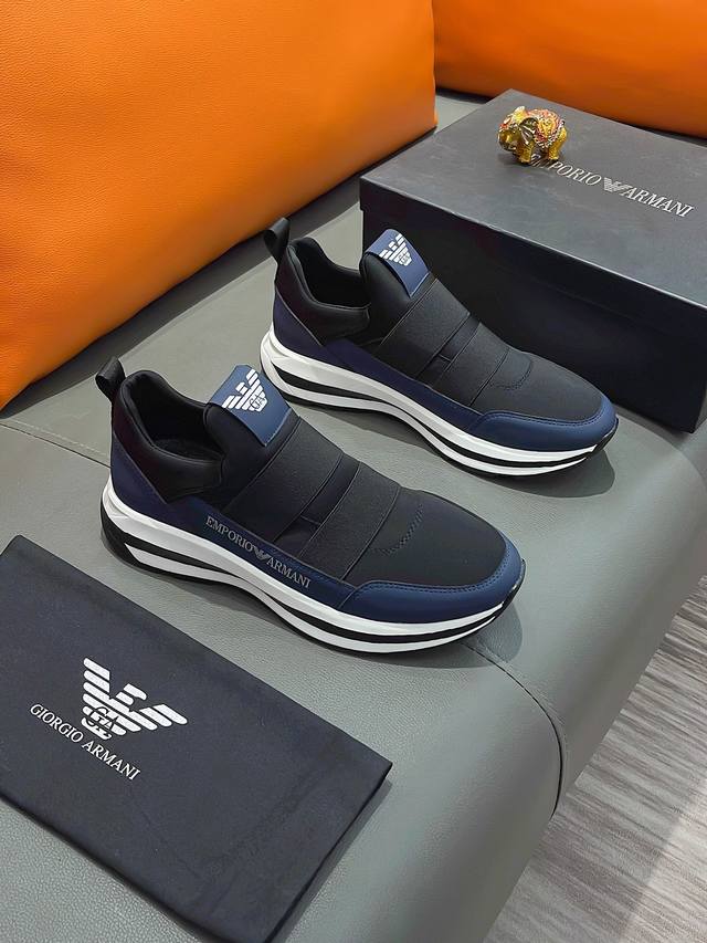 商品名称：Armani 阿玛尼正规码数: 38-44 套脚鞋商品材料：精选 牛皮配弹力布鞋面，柔软羊皮垫脚；原厂特供大底