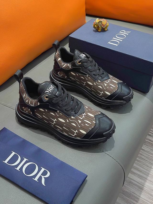 商品名称：Dior 迪奥正规码数: 38-44 休闲鞋商品材料：精选 牛皮鞋面，柔软羊皮内里；原厂大底