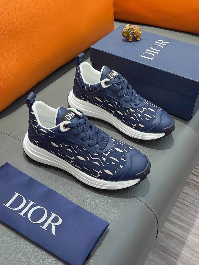 商品名称：Dior 迪奥正规码数: 38-44 休闲鞋商品材料：精选 牛皮鞋面，柔软羊皮内里；原厂大底