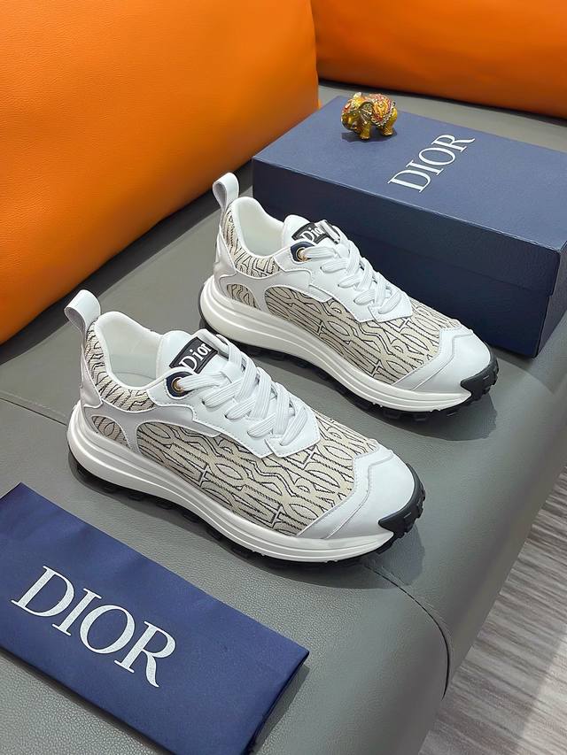 商品名称：Dior 迪奥正规码数: 38-44 休闲鞋商品材料：精选 牛皮鞋面，柔软羊皮内里；原厂大底