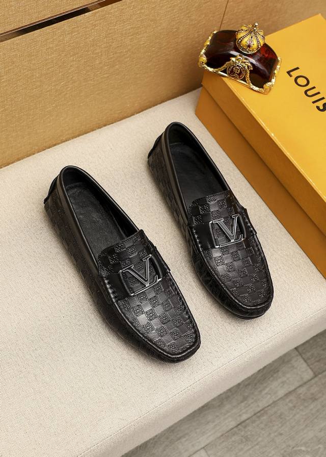 商品商标：Louis Vuitton 路易威登 豆豆鞋正码码数: 38-45商品材料：精选 头层牛皮压花鞋面+奢华五金扣，进口猪皮内里 强烈立体视觉效果，橡胶大