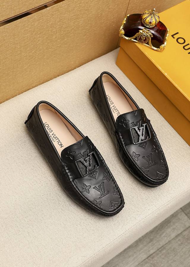 商品商标：Louis Vuitton 路易威登 豆豆鞋正码码数: 38-45商品材料：精选 头层牛皮压花鞋面+奢华五金扣，进口猪皮内里 强烈立体视觉效果，橡胶大