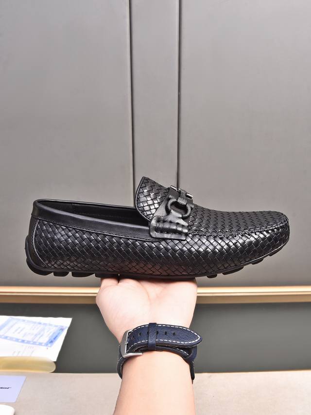 菲拉格慕 高端精品Size：38-44 45定做Bv新品，小牛皮人工编织经典风格与当代时尚气质和谐交融，橡胶鞋底轻便灵活,水染牛里！ 淘宝，天猫，直播首选